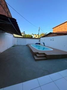 una piscina sul tetto di un edificio di Casa de Carne de Vaca a Goiana