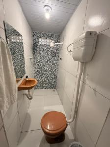 a small bathroom with a toilet and a shower at Casa de Carne de Vaca in Goiana