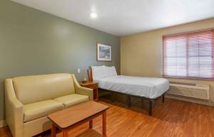 een kamer met een bed, een bank en een stoel bij Extended Stay America Select Suites - Phoenix - West in Phoenix +22 foto's