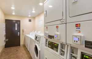 een wasruimte met wasmachine en droger bij Extended Stay America Select Suites - Phoenix - West in Phoenix