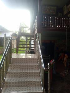 にあるStay with real life Cambodia villagersの太陽の光が差し込む建物内の一連の階段