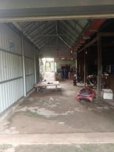 にあるStay with real life Cambodia villagersの空車のガレージ