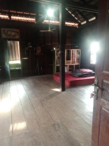 にあるStay with real life Cambodia villagersの建物内のベッドが2つある空き部屋