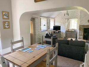 a living room with a table and a couch at Liam Cottage - Cv13 in Saint Cleer
