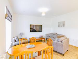 una sala de estar con una mesa y un sofá en Easter Caiplich - Uk30263, en Cray
