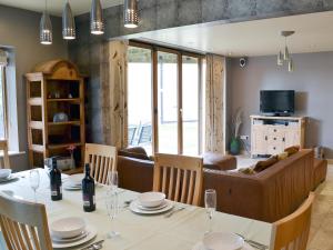 ein Esszimmer mit Tisch und Couch in der Unterkunft Moorecroft in Buxton