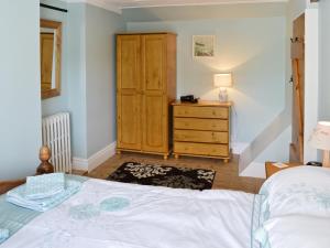 En eller flere senge i et værelse på South View Cottage + 7 billeder