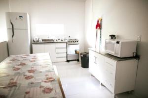 Kuchyň nebo kuchyňský kout v ubytování DS2 - 2 Dorm PIscina AR WIFI Churrasqueira - BRUNO KLEMTZ