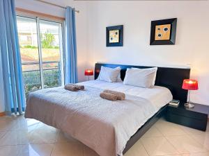 een slaapkamer met een groot bed met twee kussens erop bij Luxury Apartment Ocean View by Be Cherish in Albufeira +43 foto's