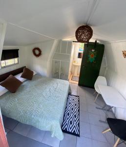 a bedroom with a bed and a green door at Cabañas del Maipo in Peumos