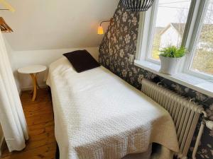 Postel nebo postele na pokoji v ubytování 5 person holiday home in Tving