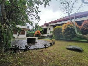 a yard with a tub in front of a building at Villa Graha Permata 1 in Batu +9 photos