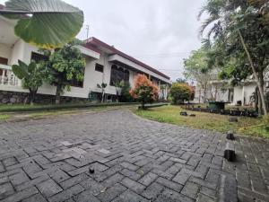 a brick driveway in front of a building at Villa Graha Permata 1 in Batu