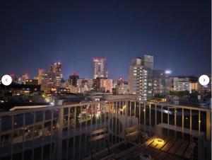 een uitzicht op de skyline van een stad 's nachts bij Hotel Yuni Star-Club in Tokyo