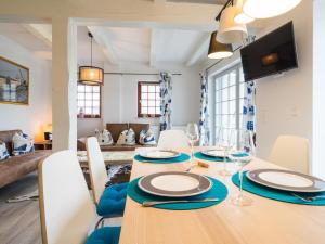 ein Esszimmer mit einem Holztisch und Stühlen in der Unterkunft Villa Bellevue3 - Apartment 12 in Ahlbeck + 3 Fotos