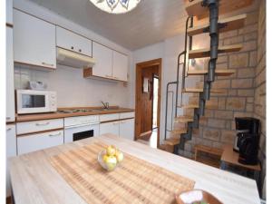 Kuchyň nebo kuchyňský kout v ubytování Gemütliches Ferienhaus mit Pool in Blankenburg
