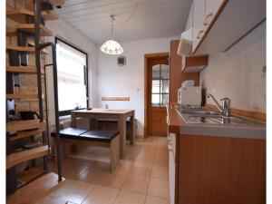 Kuchyň nebo kuchyňský kout v ubytování Gemütliches Ferienhaus mit Pool in Blankenburg