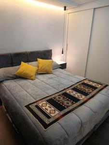 Ένα ή περισσότερα κρεβάτια σε δωμάτιο στο Departamento Black and Gold de lujo, confort y ducha Spa