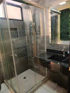 Ένα μπάνιο στο Departamento Black and Gold de lujo, confort y ducha Spa