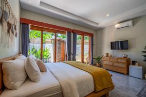 Ένα ή περισσότερα κρεβάτια σε δωμάτιο στο Semar Villa, a cozy studio Villa with a Private Pool, Bali +37 φωτογραφίες