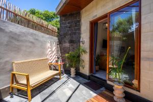 Μπαλκόνι ή βεράντα στο Semar Villa, a cozy studio Villa with a Private Pool, Bali
