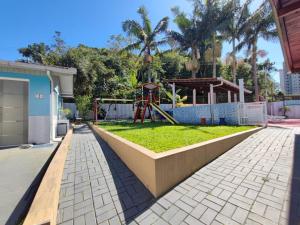 a park with a playground and a playground at Res Diego Marcelo DS2 - Casa Completa 2 Dorm, Piscina, AR, WIFI, Churrasqueira in Itapema