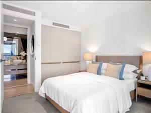 صورة لـ JEWEL RESIDENCE Luxury Surfers Paradise Apartment with Shared Pool في غولد كوست