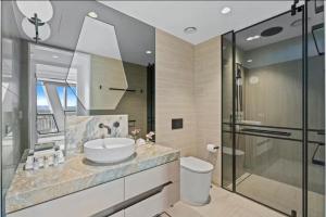 صورة لـ JEWEL RESIDENCE Luxury Surfers Paradise Apartment with Shared Pool في غولد كوست