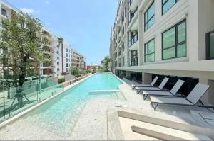 une piscine au milieu d'un immeuble dans l'établissement New condo near the sea, Laguna, Choeng Thale 324, à Ban Thalat Choeng Thale