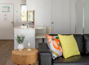 Posezení v ubytování Seafront Getaway Studio, Great Location with Pool