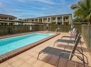 Bazén v ubytování Seafront Getaway Studio, Great Location with Pool nebo v jeho okolí + 8 fotografií