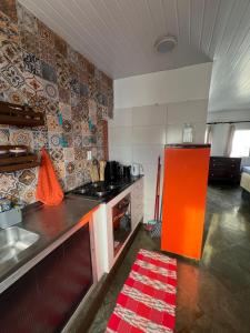 Η κουζίνα ή μικρή κουζίνα στο Apê da Lêda Loft - 400m da Praia do Forte