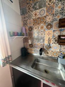 Η κουζίνα ή μικρή κουζίνα στο Apê da Lêda Loft - 400m da Praia do Forte