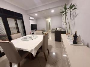 een eetkamer met een tafel en een woonkamer bij Casa Marambaia in Água Boa