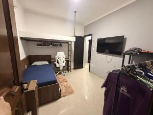 een slaapkamer met een bed en een flatscreen-tv bij Casa Marambaia in Água Boa