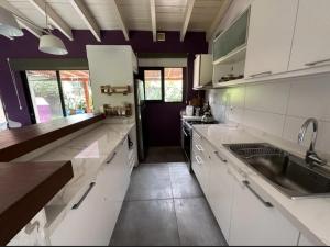 Η κουζίνα ή μικρή κουζίνα στο Comfortable house with a large garden