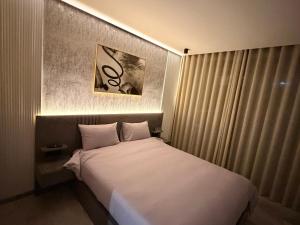 Un pat sau paturi într-o cameră la Sweet Stay