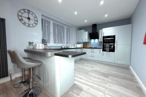 Η κουζίνα ή μικρή κουζίνα στο New 3-Bed Bungalow for Groups & Contractors +8 φωτογραφίες