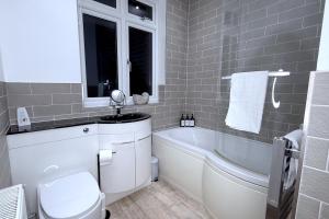 Ένα μπάνιο στο New 3-Bed Bungalow for Groups & Contractors