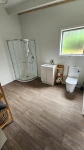Un baño con ducha, inodoro y lavabo. en Paradise HQ Pukenui, en Pukenui