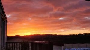 PukenuiにあるParadise HQ Pukenuiの家のバルコニーからの夕日 +8枚の写真