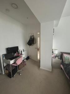 Habitación con escritorio y ordenador. en Spacious ensuite room in front of station, en Ilford