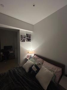 イルフォードにあるSpacious ensuite room in front of stationのベッドルーム1室(ベッド1台付)