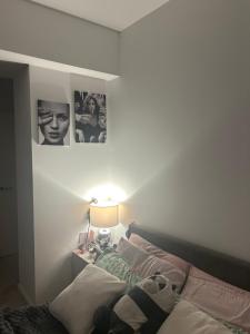 イルフォードにあるSpacious ensuite room in front of stationの壁に絵が描かれた部屋のベッド1台