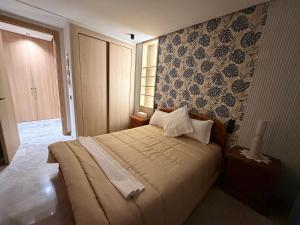 カサブランカにあるMetroSuiteの部屋の中に大きなベッドがある寝室