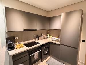 カサブランカにあるMetroSuiteのシンクと洗濯機付きのキッチン +3枚の写真