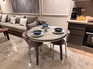 カサブランカにあるMetroSuiteのテーブルとソファのあるリビングルーム