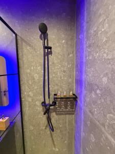 カサブランカにあるMetroSuiteのシャワー(壁にマイク付)