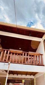 ein Balkon an der Seite eines Gebäudes in der Unterkunft Acomodação tranquila confortável 15 MT da praia in Florianópolis