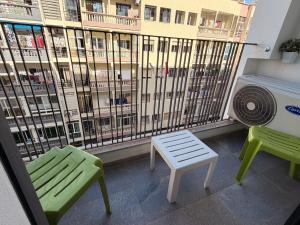 カサブランカにあるMetroSuiteのバルコニー(椅子2脚、テーブル、ファン付)